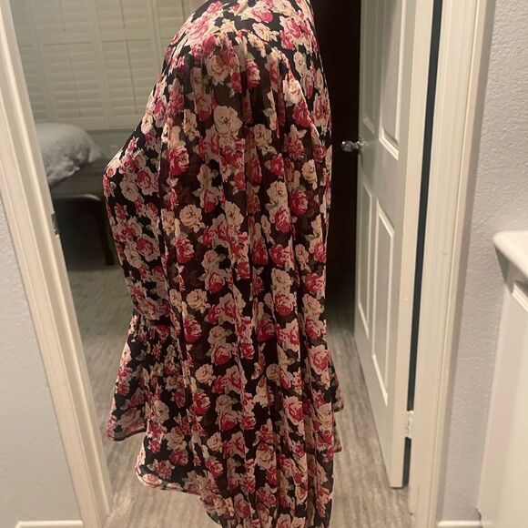 Philosophy Vibrant floral print blooms blouse. Size: Large Color: Black/Pink - Picture 7 of 14